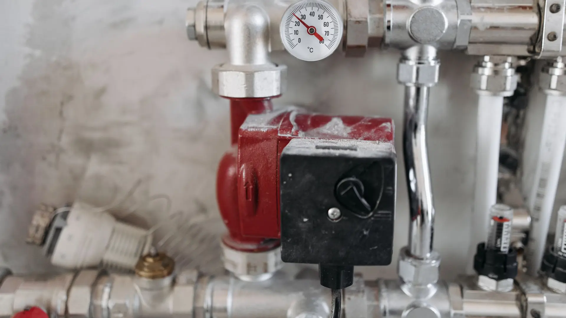 Heating pump and pressure gauge on copper pipework